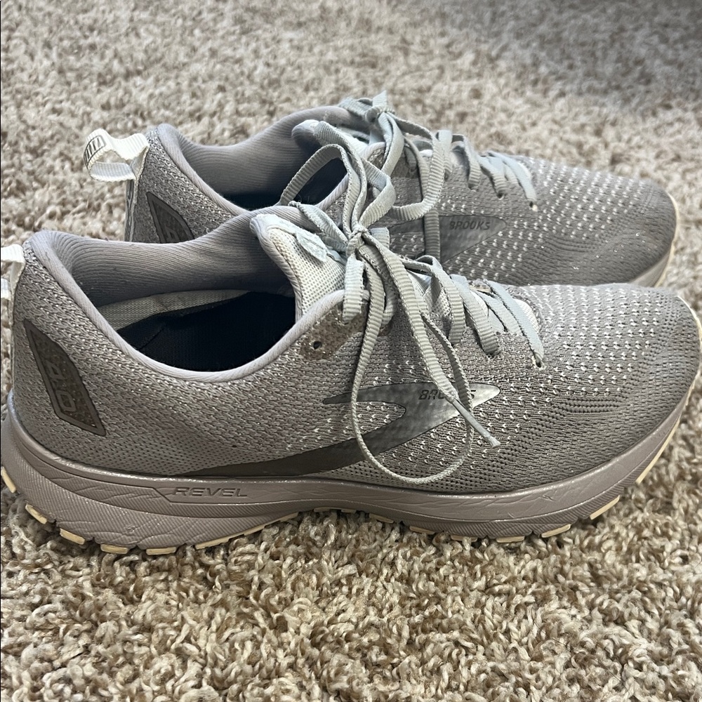 Brooks Revel 4 Women's Running Shoes - Light Gray